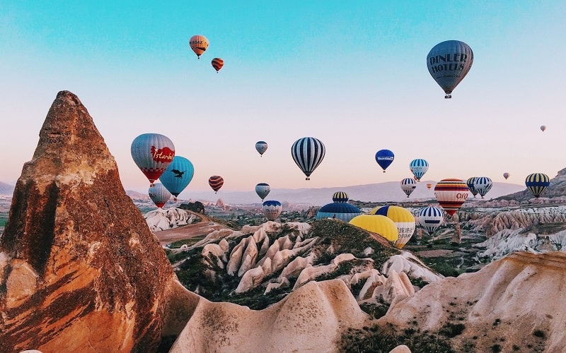 Thung lũng Cappadocia được tạo từ những mỏm đá kỳ lạ, tự nhiên